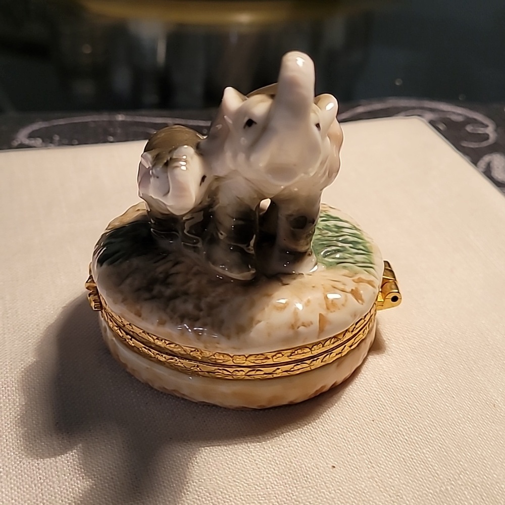 Elephant Trinket Box Porcelain - Picture 3 of 9